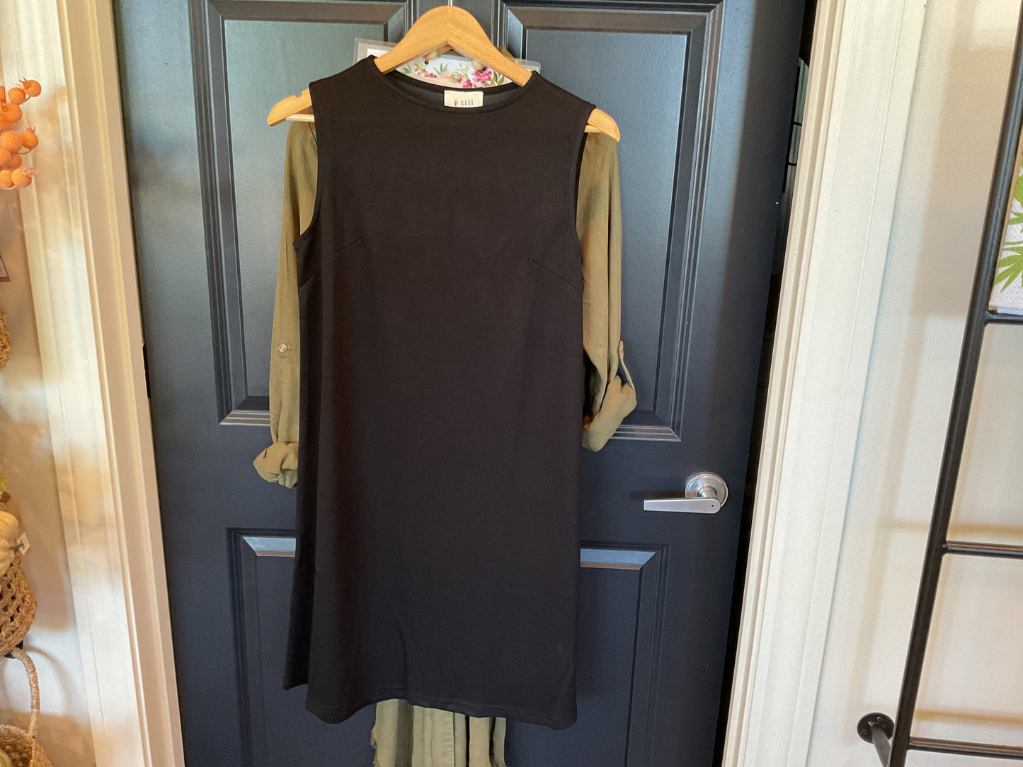 sleeveless round neck dress